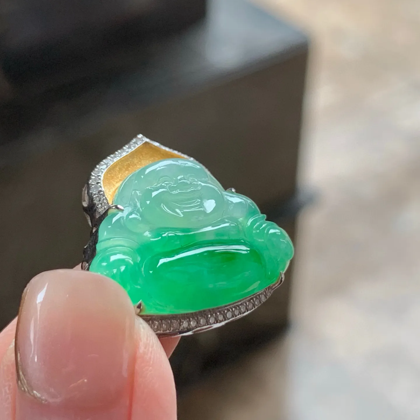 冰种阳绿坐佛
真金镶嵌 精致