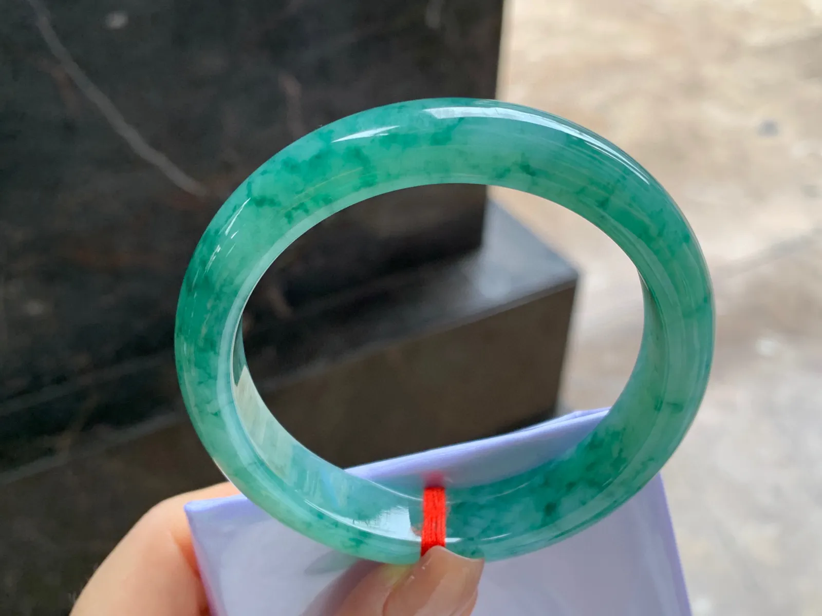 飘绿花手镯
尺寸：56.4-12.5-8.2mm
底子细腻干净～绿花浓郁