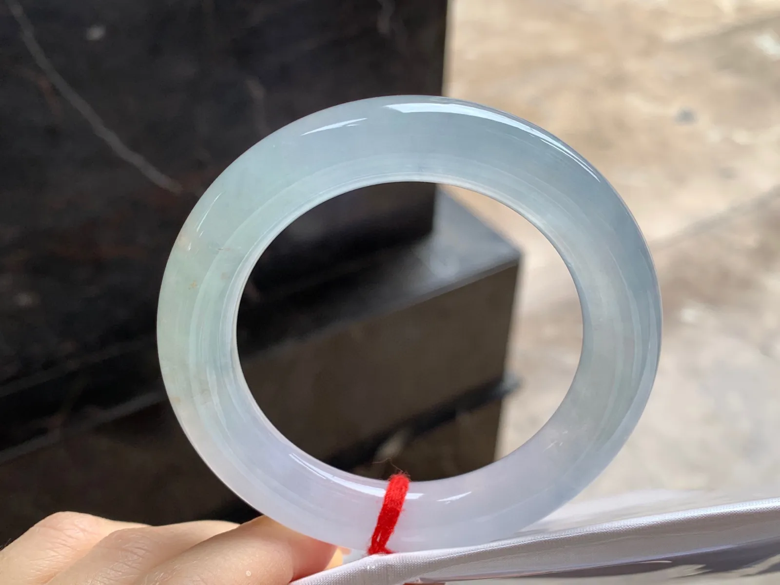 冰种圆条手镯
尺寸：54.1-11.8mm
冰味十足～甜甜的胖圆条