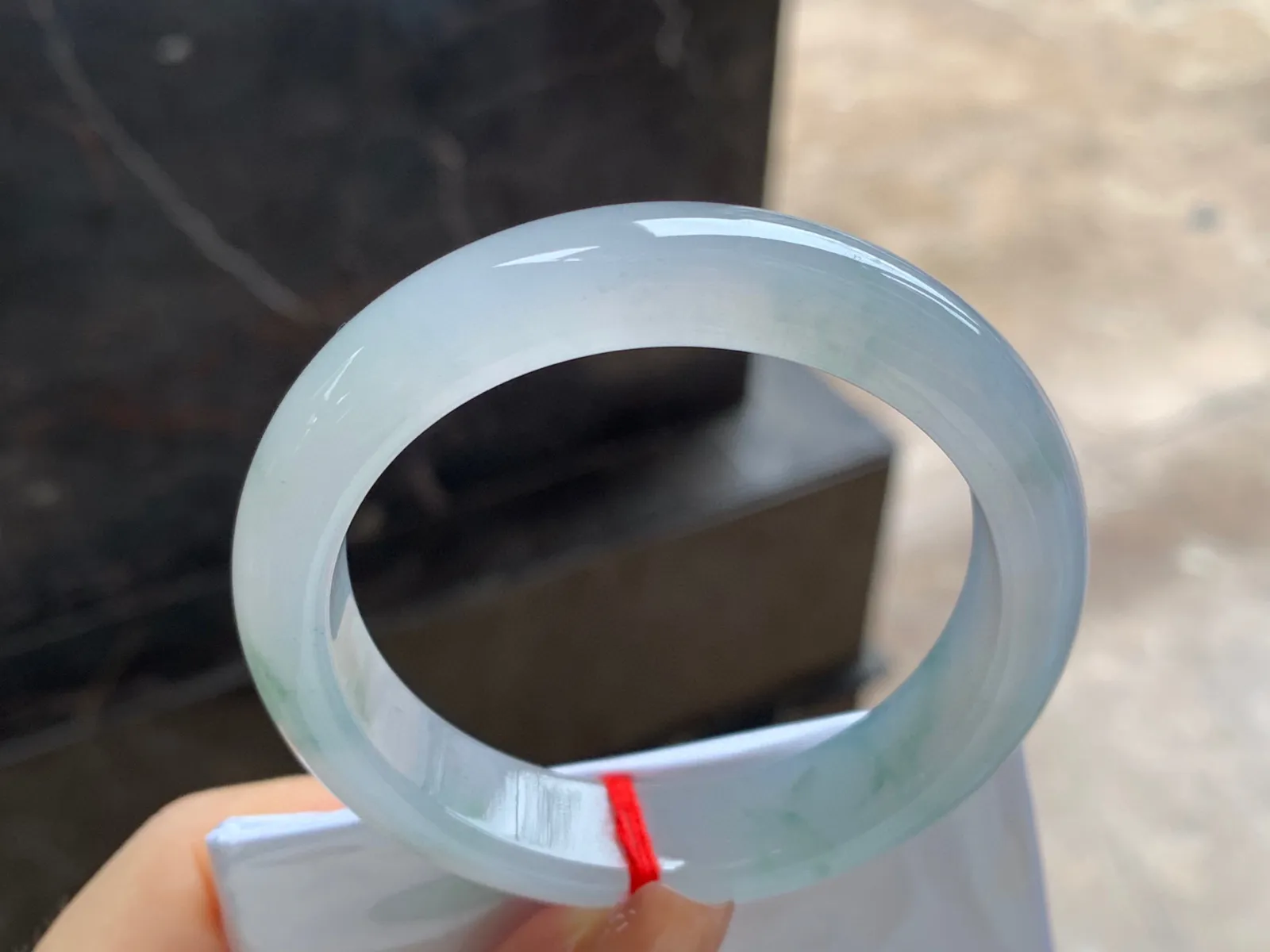 冰飘花手镯
尺寸：51.5-11.9-7.8mm
种水好 小圈口 上手漂亮