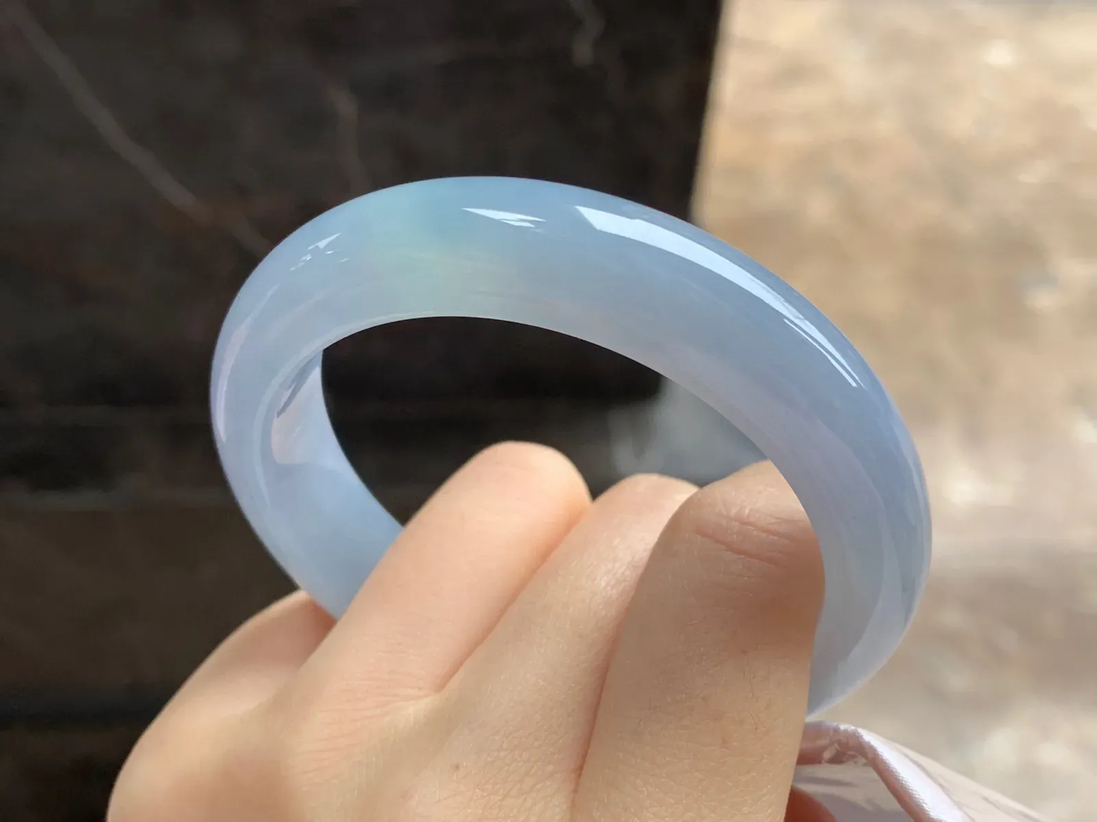 细糯手镯
尺寸：55.2-12.7-8.8mm
底子细腻干净～上手好看气质