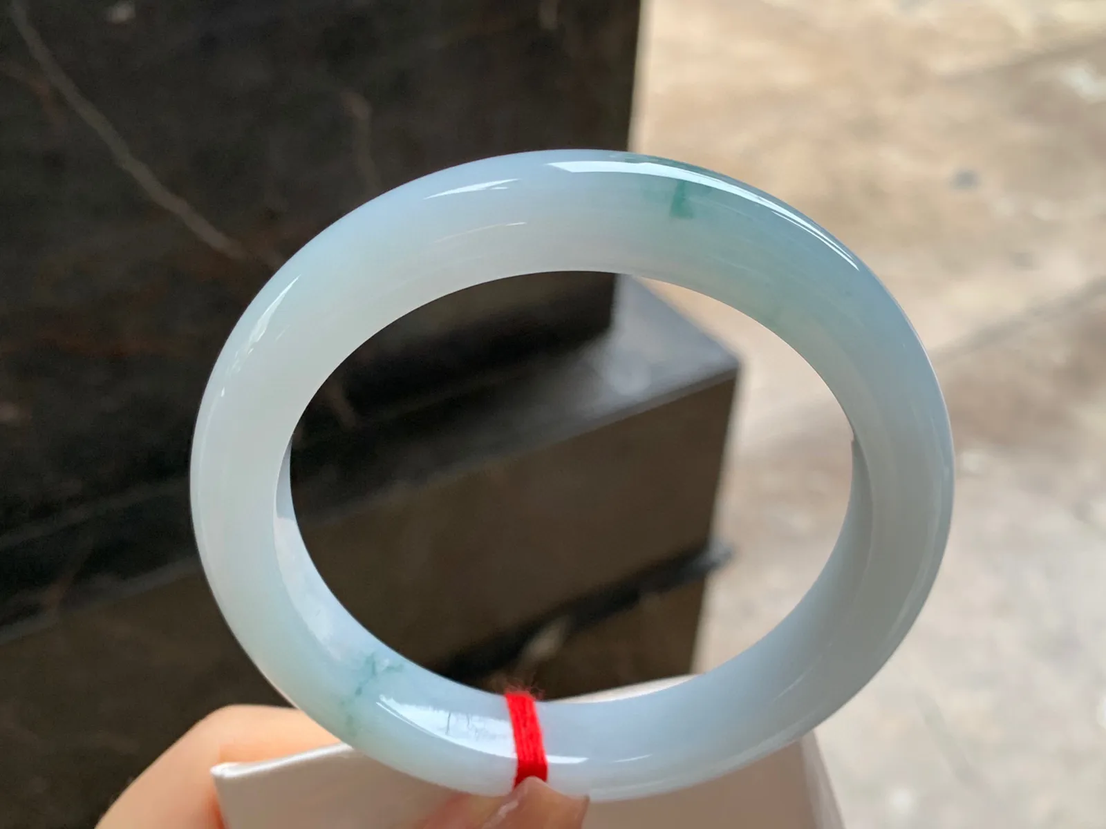 飘花大圈口手镯
尺寸：63.2-12-10mm
底子细腻干净～大圈口