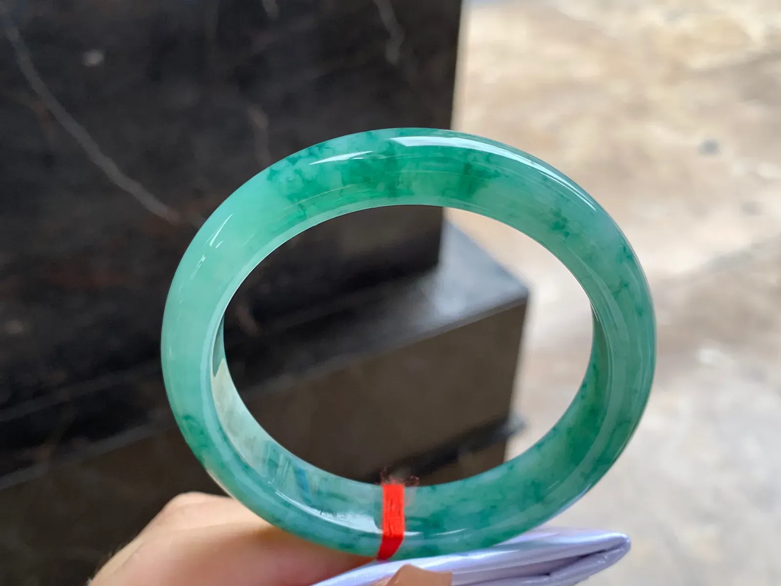 飘绿花手镯
尺寸：56.4-12.5-8.2mm
底子细腻干净～绿花浓郁