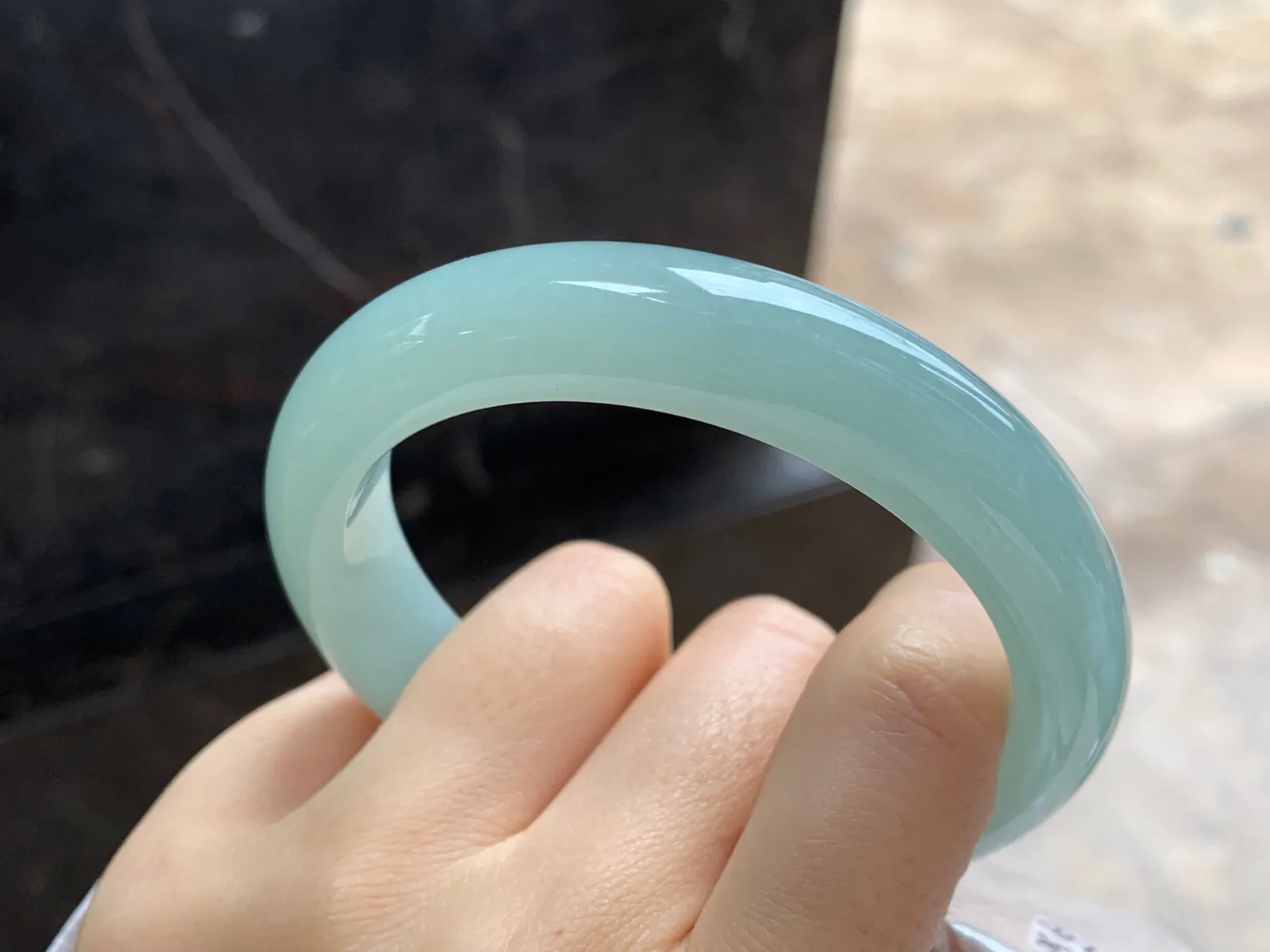 晴绿手镯
尺寸：57.7-12.4-8.8mm
底子细腻干净～有底色