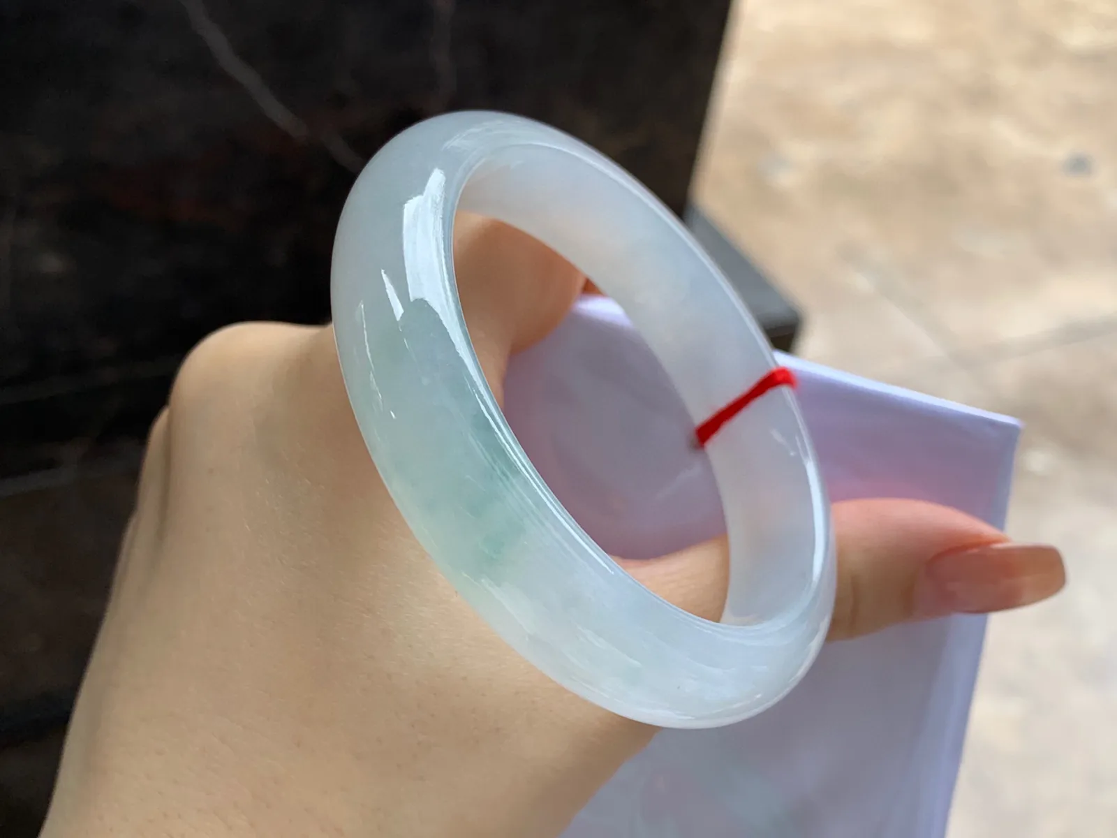 糯冰手镯
尺寸：56.7-13.2-8.3mm
种水好 小清新上手好看