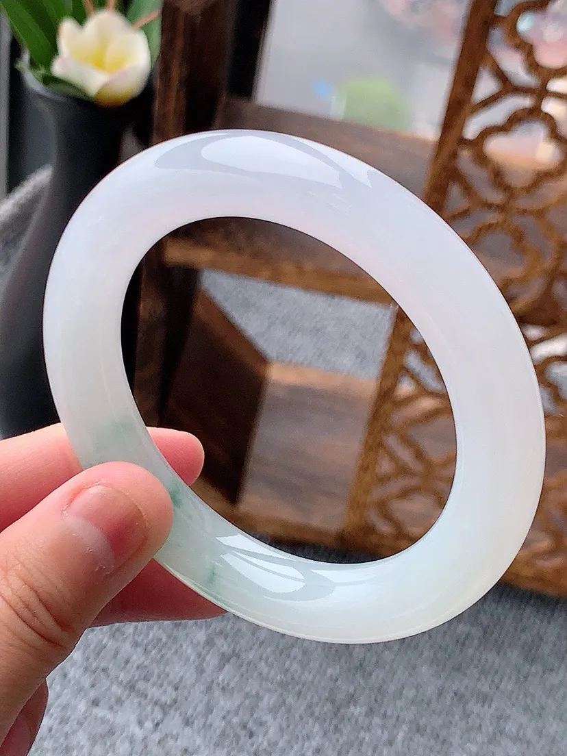 a货翡翠老坑冰种飘花圆条手镯55-56圈口 尺寸55.5×11mm 重量69.66g 0530