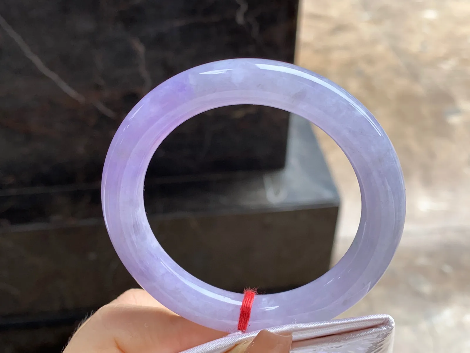 紫罗兰圆条手镯
尺寸：54.5-10.2mm
颜色浓郁～晶体粗需要包容