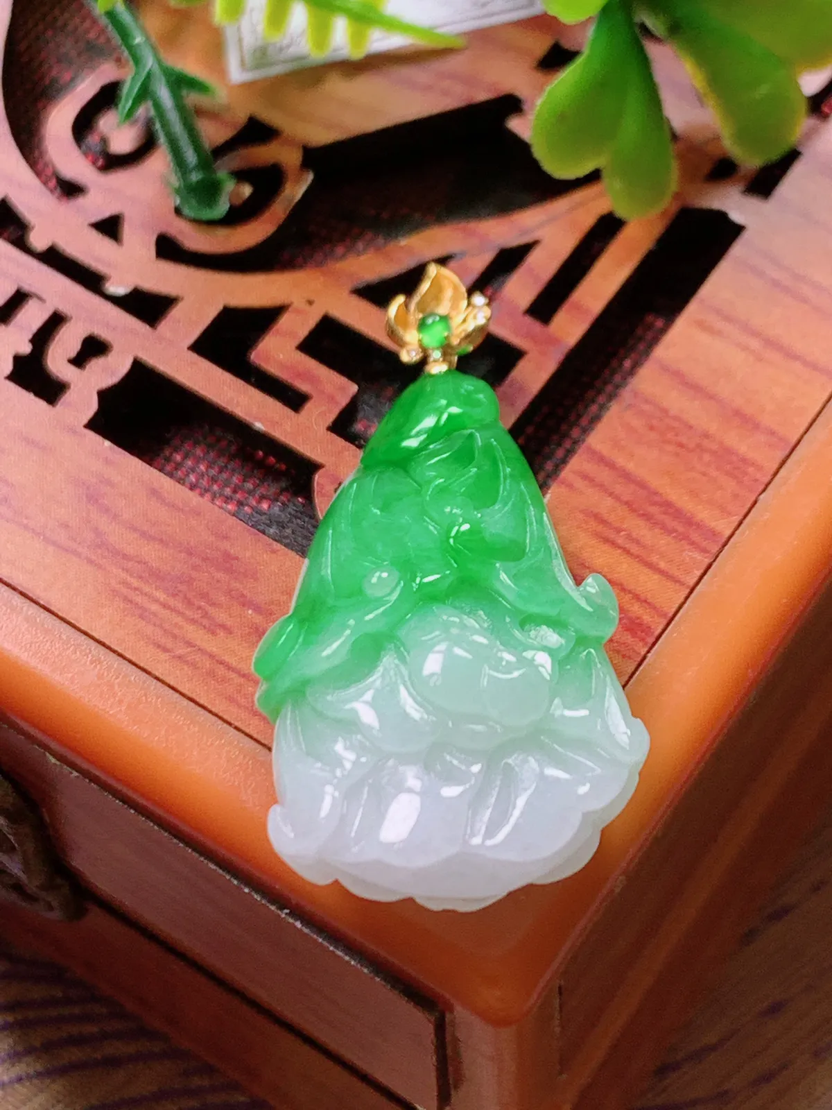 精品推荐，缅甸天然A货翡翠，18K金扣镶嵌飘阳绿白菜吊坠，种水好，颜色鲜艳，玉质水润细腻，工艺精湛，