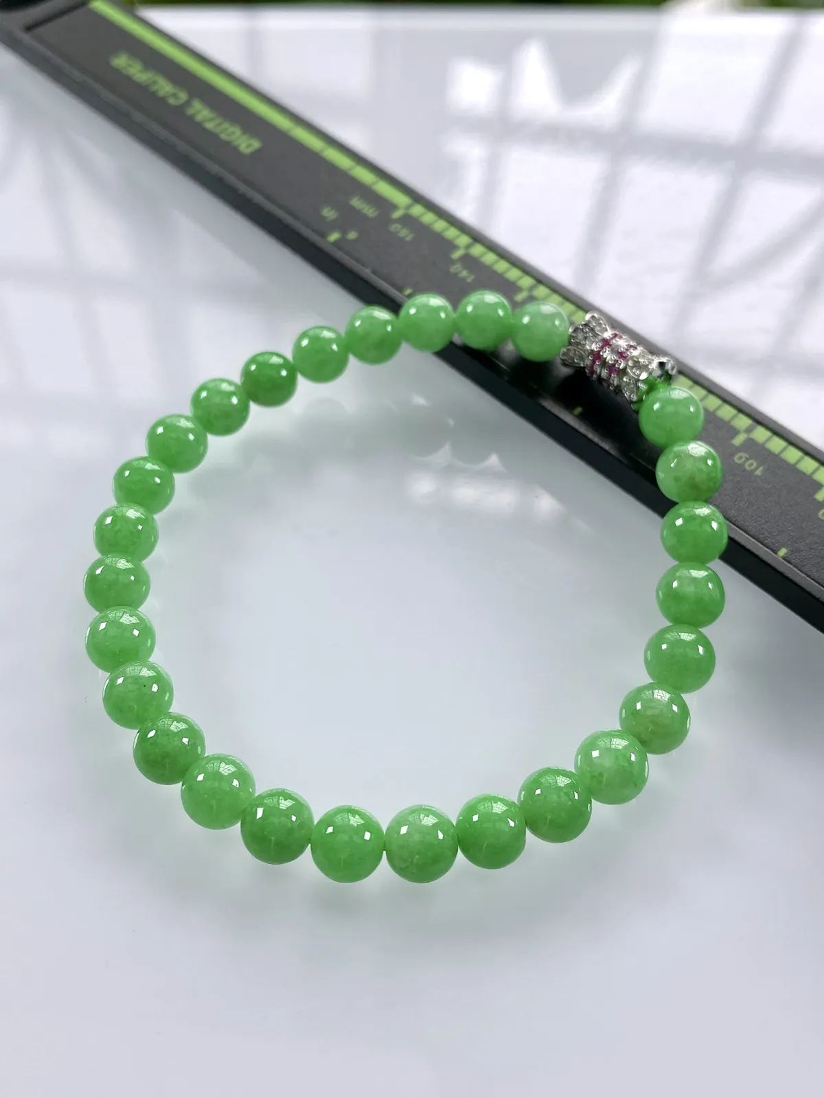 缅甸天然翡翠A货，卡6.3冰润满绿阳绿圆珠手串手链，尺寸：6.3mm/27颗，长度175mm，重量：13.28g