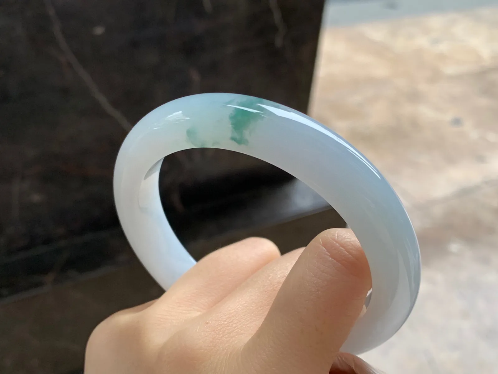 飘花大圈口手镯
尺寸：63.2-12-10mm
底子细腻干净～大圈口