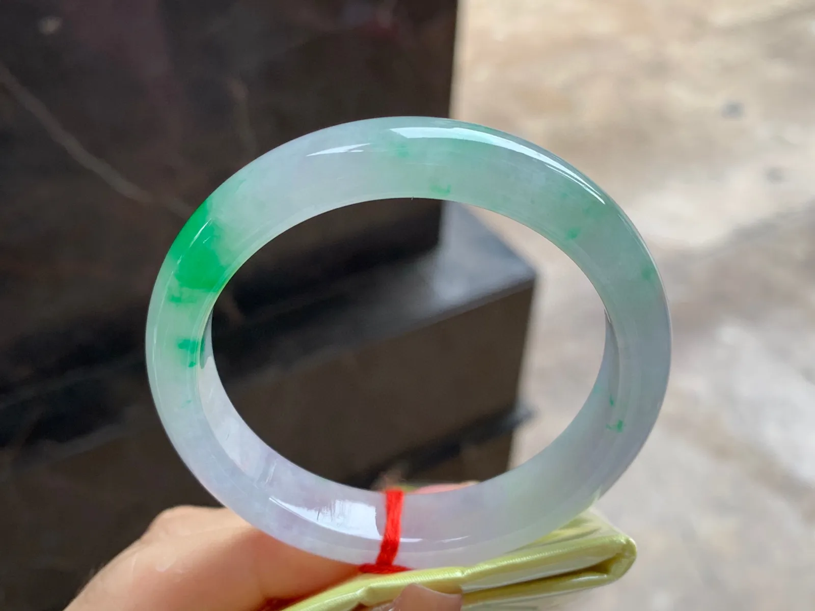 阳绿色小圈口手镯
尺寸：52.8-9.6-9.3mm
有种有色～阳绿色点缀