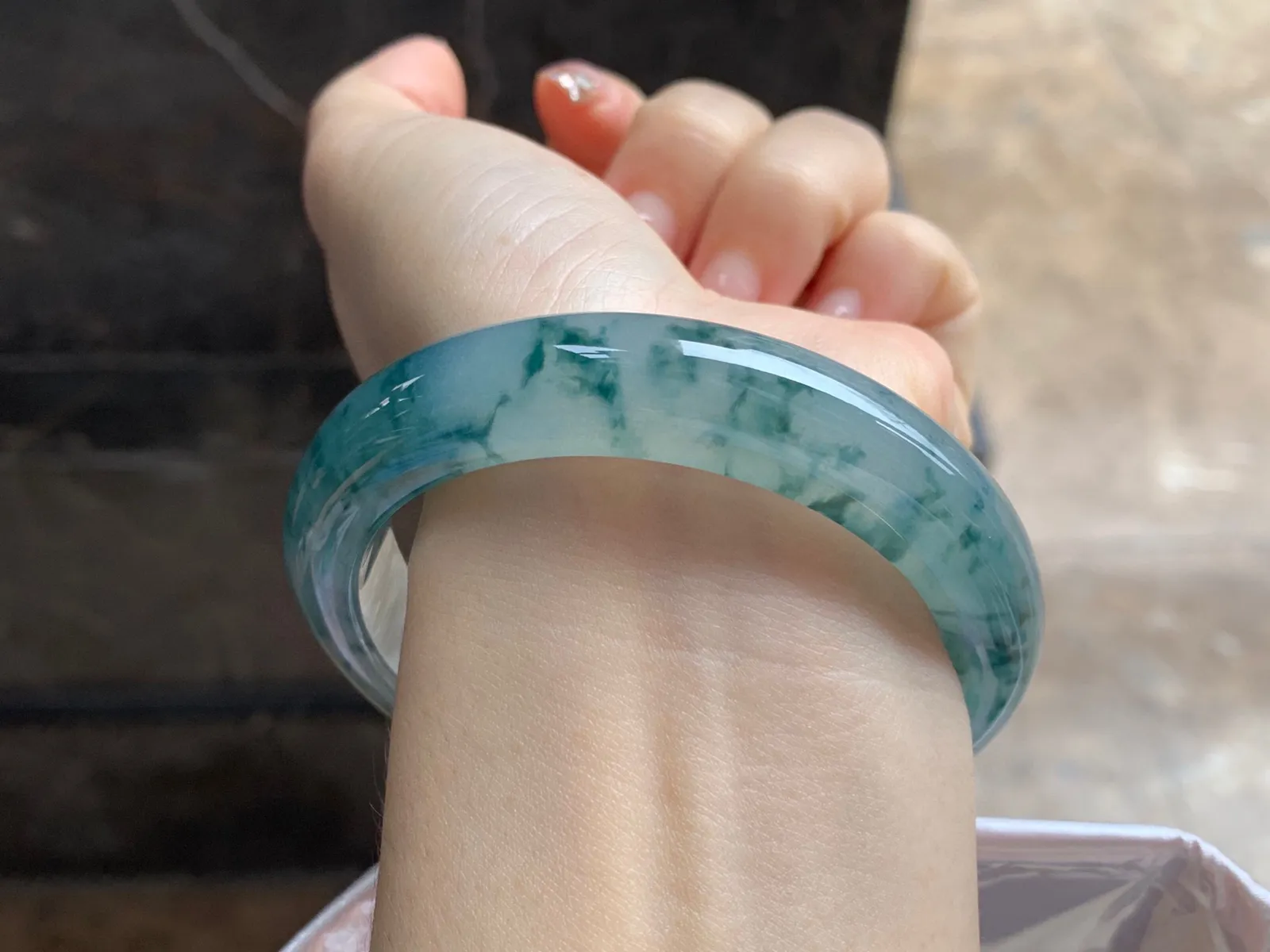 冰种飘花手镯
尺寸：57.4-12.8-9mm
种老肉细～很耐看的料子