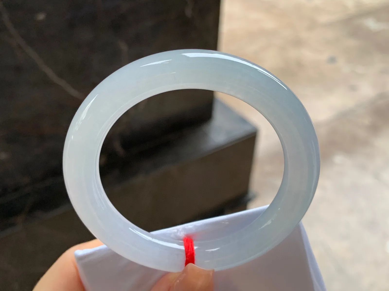 糯冰圆条手镯
尺寸：52.7-9.9-9.8mm
种水好 小清新上手好看