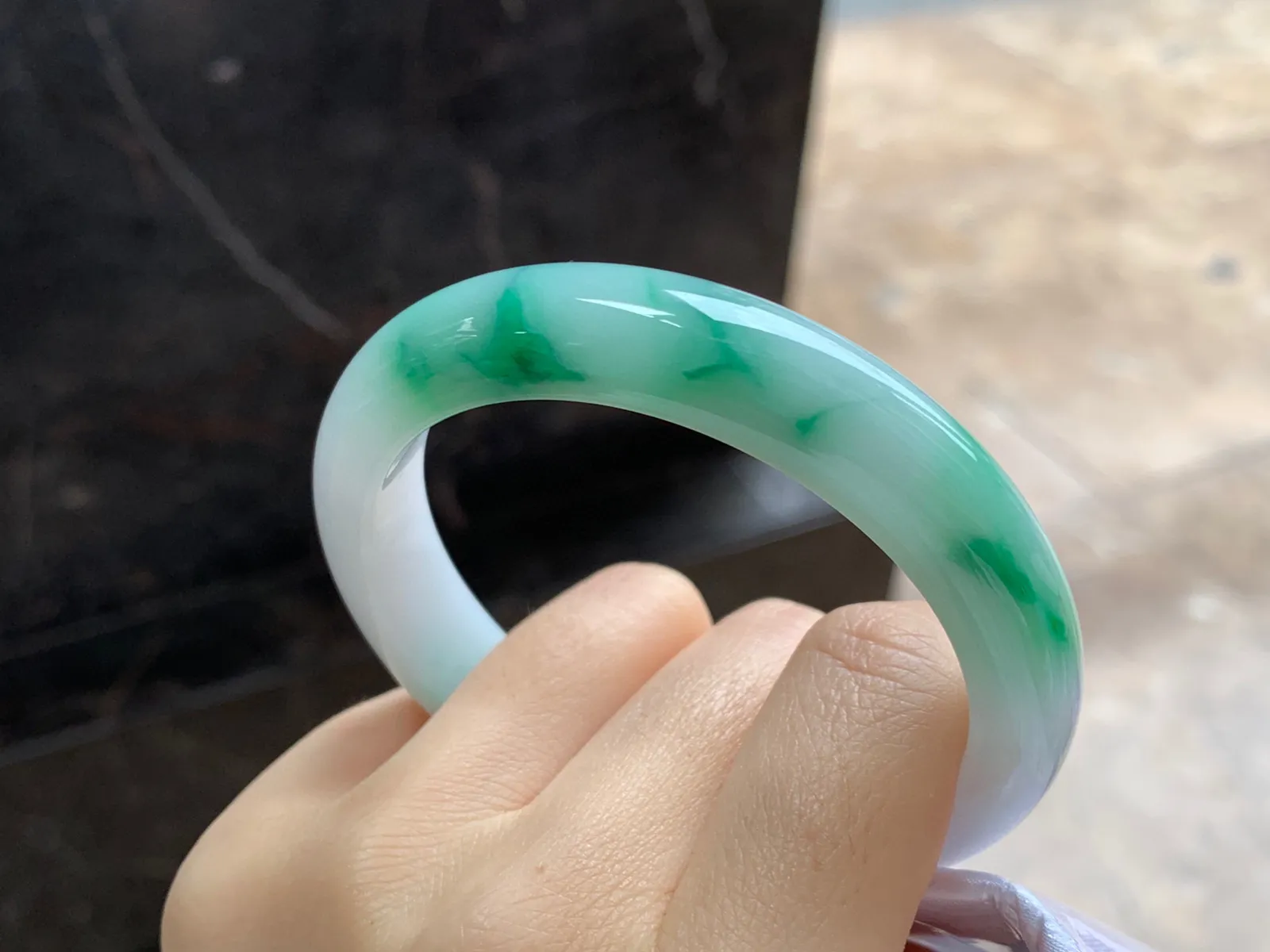 带色手镯
尺寸：56.8-11.7-8.4mm
底子细腻白净～绿色点缀