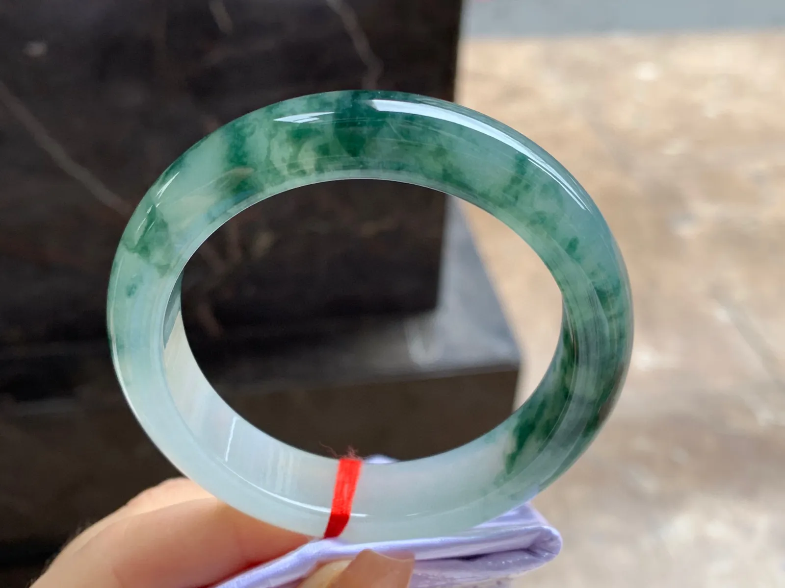 飘花手镯
尺寸：55-12.6-8.7mm
底子细腻干净～飘花浓郁