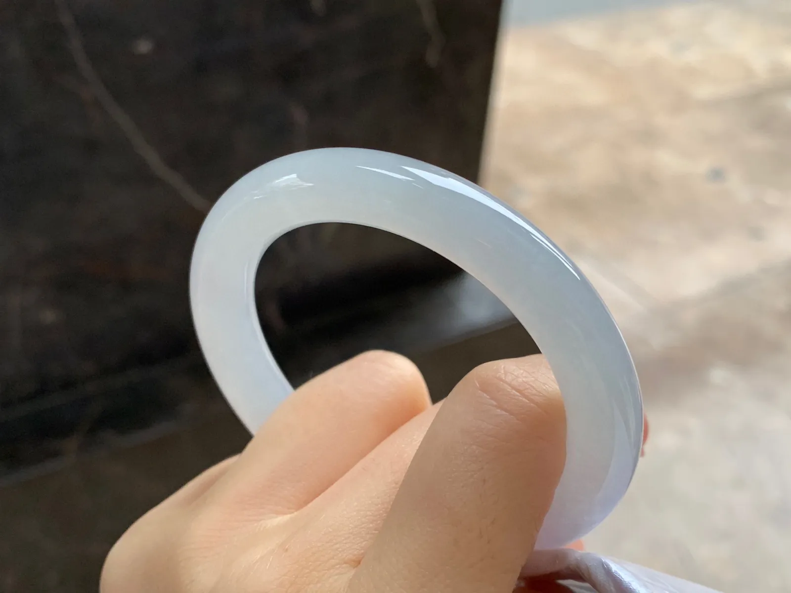 糯冰圆条手镯
尺寸：52.7-9.9-9.8mm
种水好 小清新上手好看