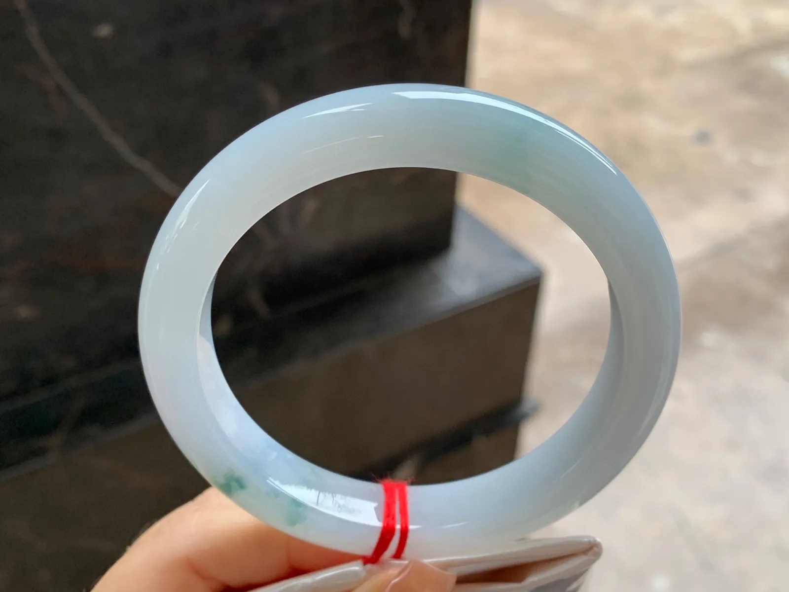 飘花大圈口手镯
尺寸：63.2-12-10mm
底子细腻干净～大圈口
