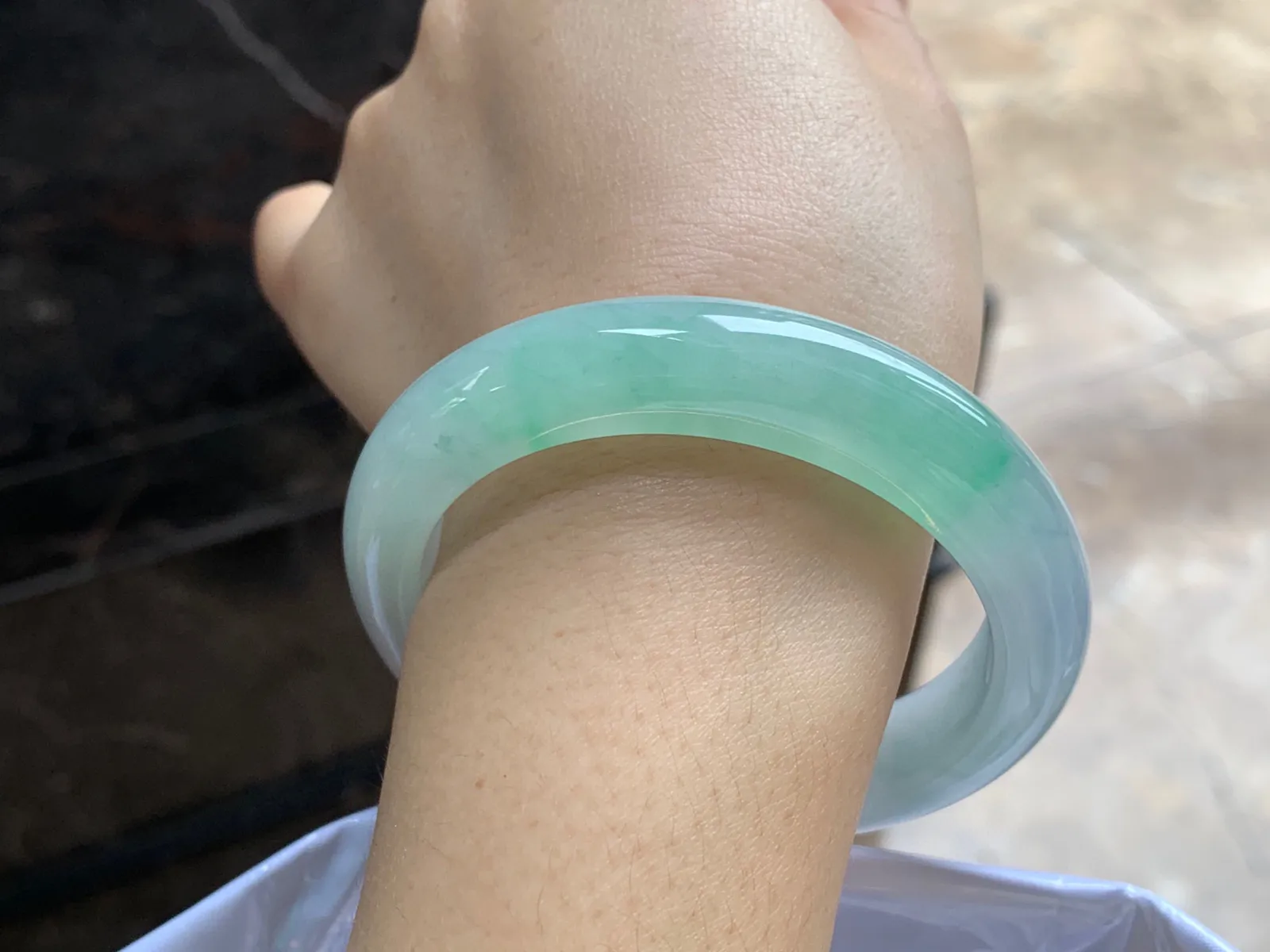 带色手镯
尺寸：55.7-12.8-9mm
有种有色～甜甜的料子上手好看