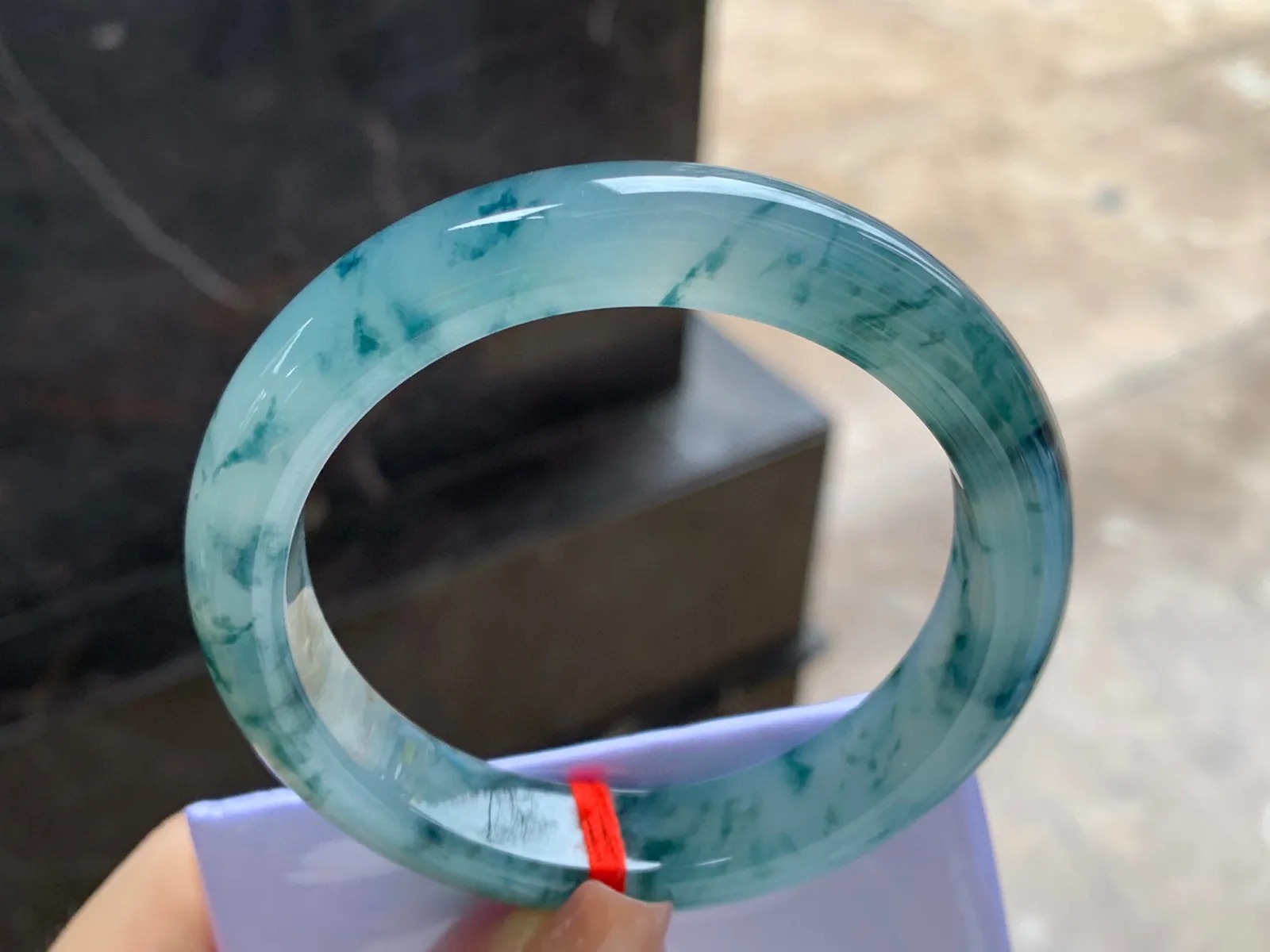 冰种飘花手镯
尺寸：55-12.2-8.6mm
种水好 飘花浓郁
