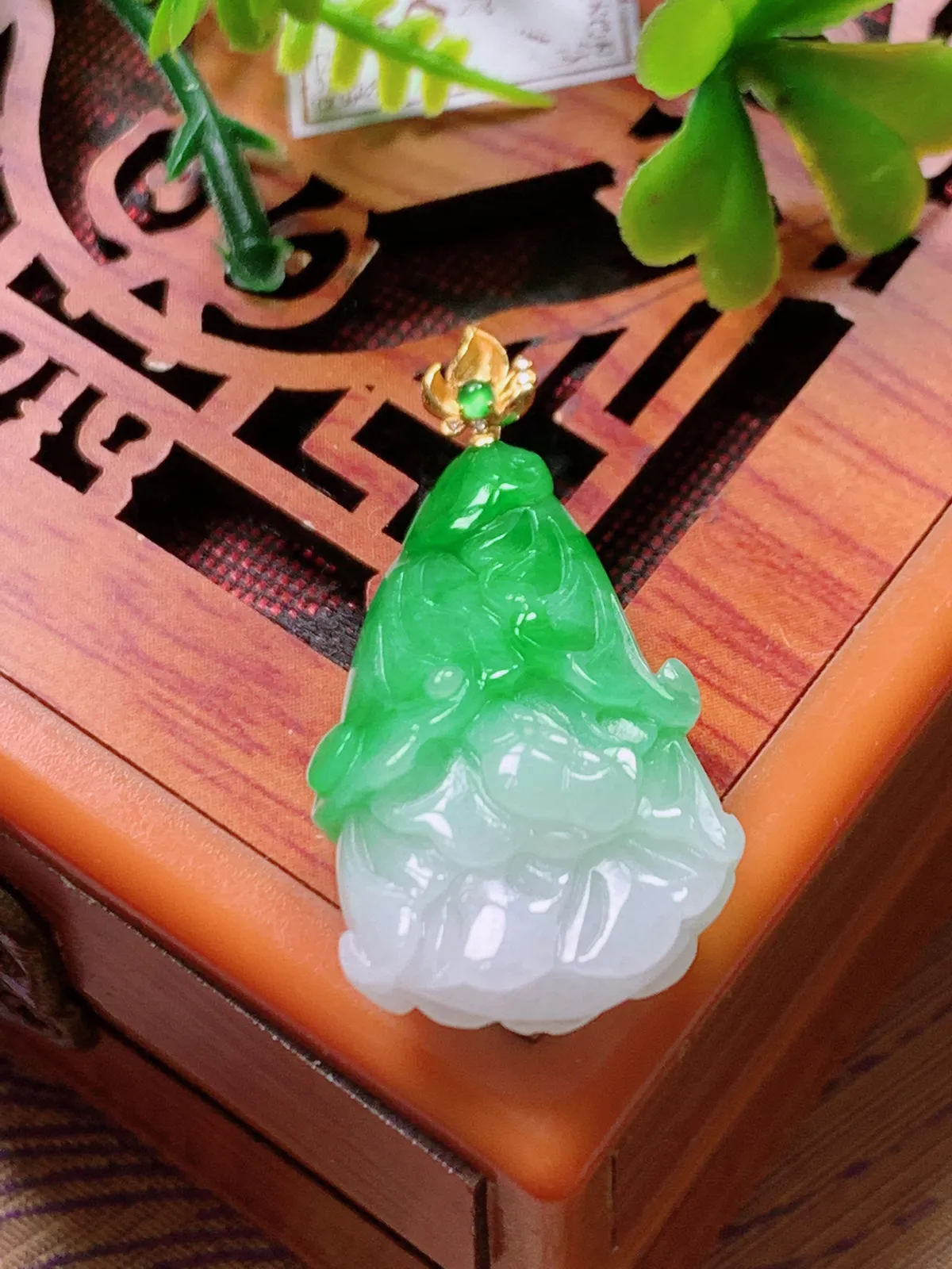精品推荐，缅甸天然A货翡翠，18K金扣镶嵌飘阳绿白菜吊坠，种水好，颜色鲜艳，玉质水润细腻，工艺精湛，佩戴效果更佳。