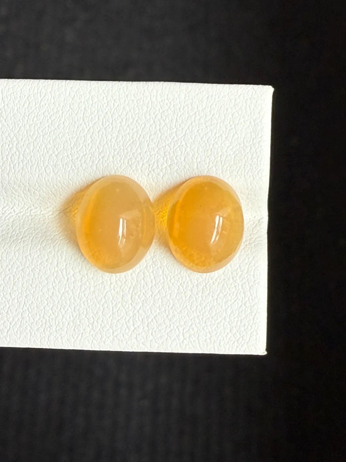 4.875ct天然墨西哥火欧泊裸石，尺寸11.1×8.8×5.1mm， 颜色美艳 ，晶体通透