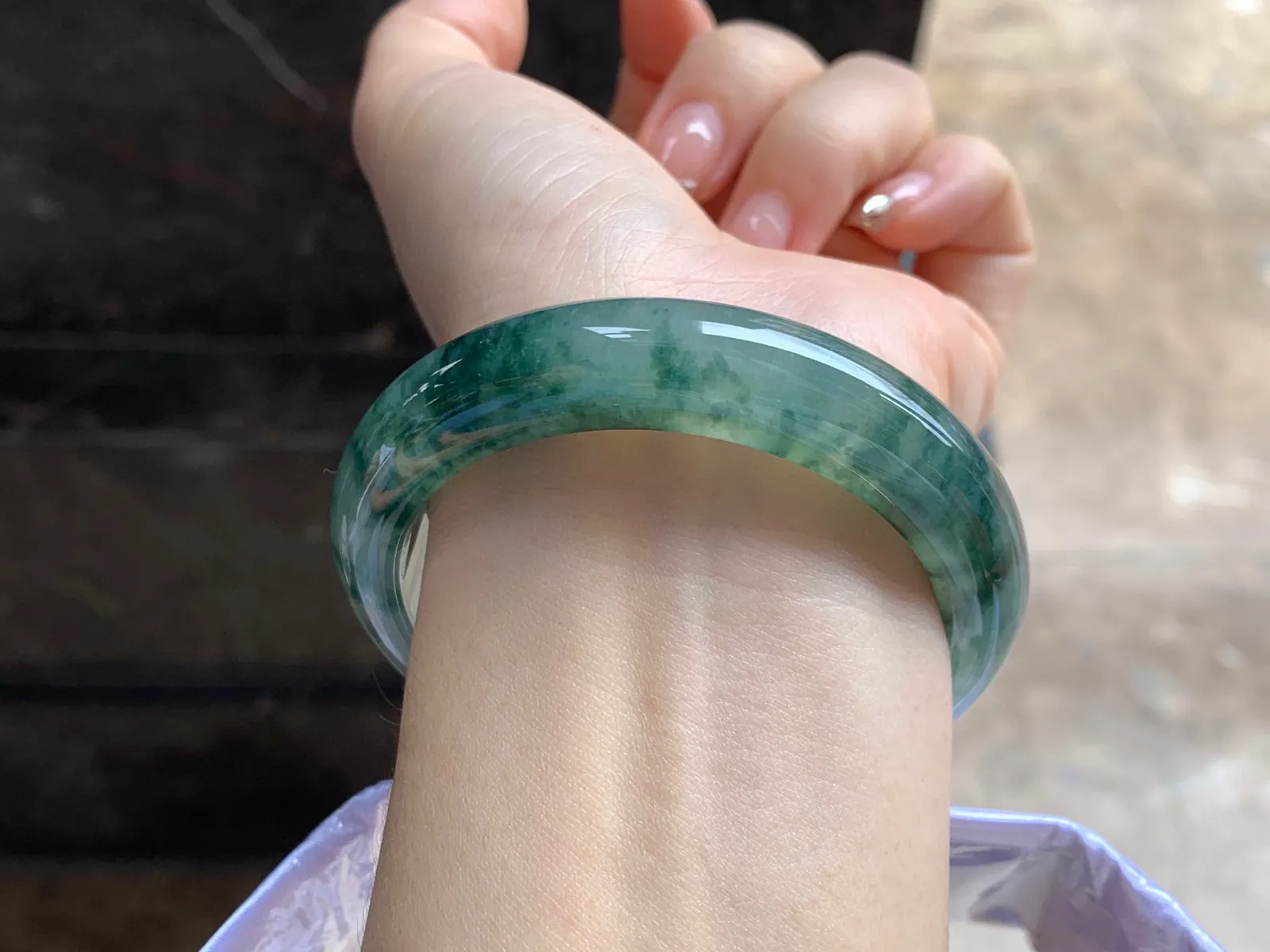 飘花手镯
尺寸：55-12.6-8.7mm
底子细腻干净～飘花浓郁