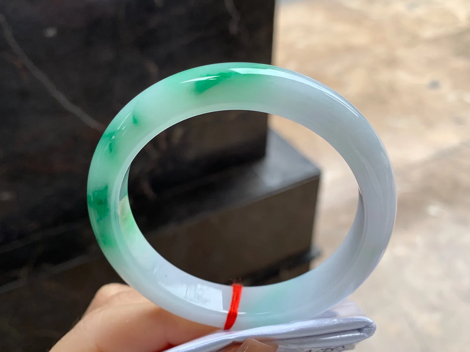 带色手镯
尺寸：56.8-11.7-8.4mm
底子细腻白净～绿色点缀