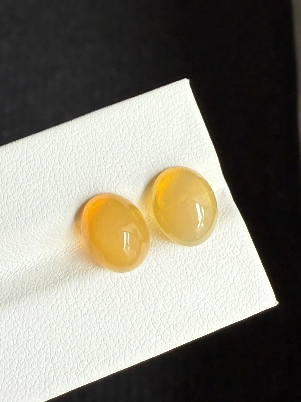 3.64ct天然墨西哥火欧泊裸石，尺寸10.2×8.1×4.5mm， 颜色美艳 ，晶体通透