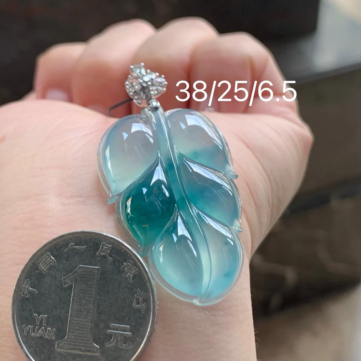 冰种飘花玉叶
花色漂亮 金扣