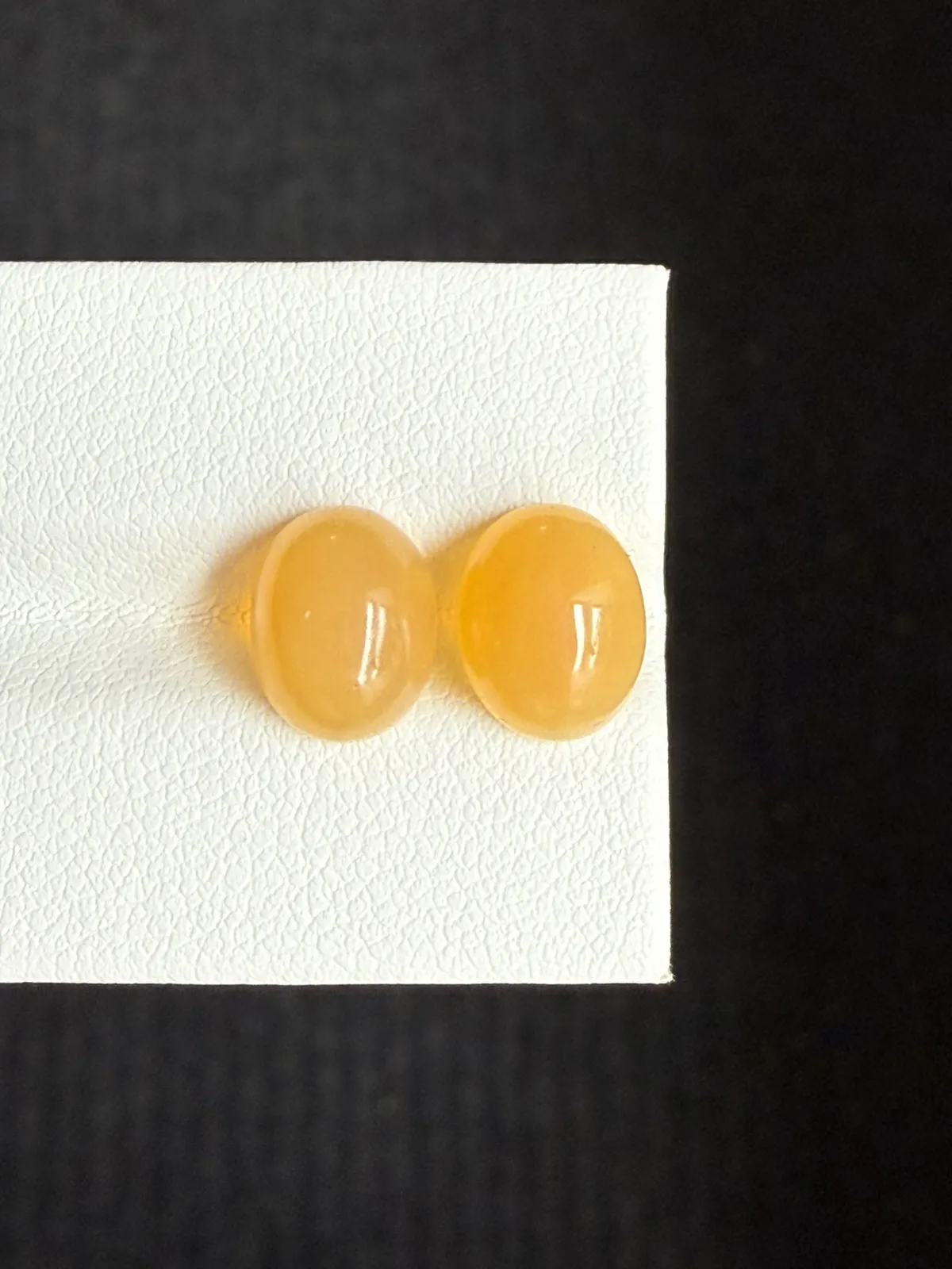 4.17ct天然墨西哥火欧泊裸石，尺寸9.9×7.8×5.3mm， 颜色美艳 ，晶体通透