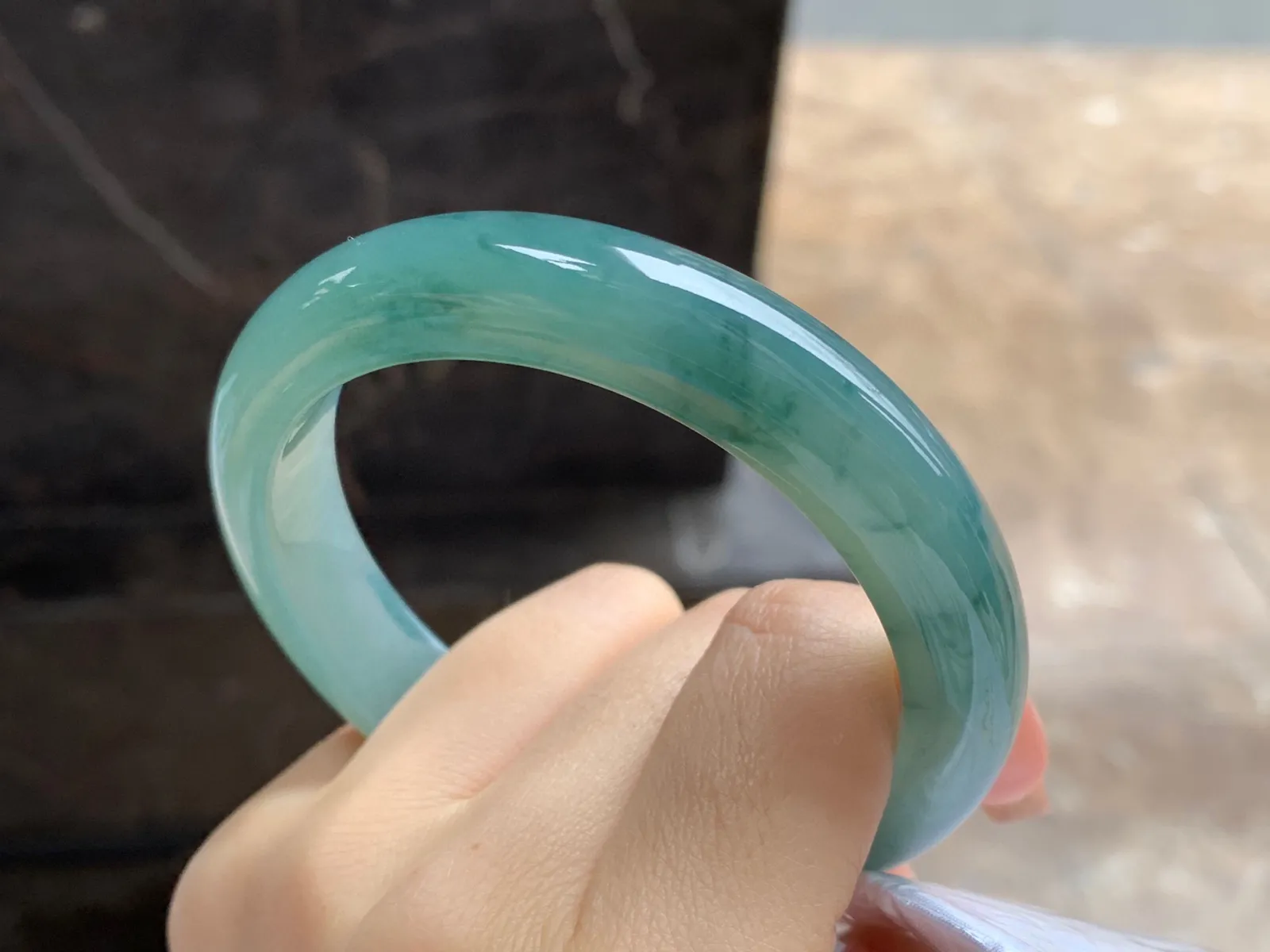 飘花手镯
尺寸：59.7-12.2-9mm
底子细腻干净～有种水 大圈口
