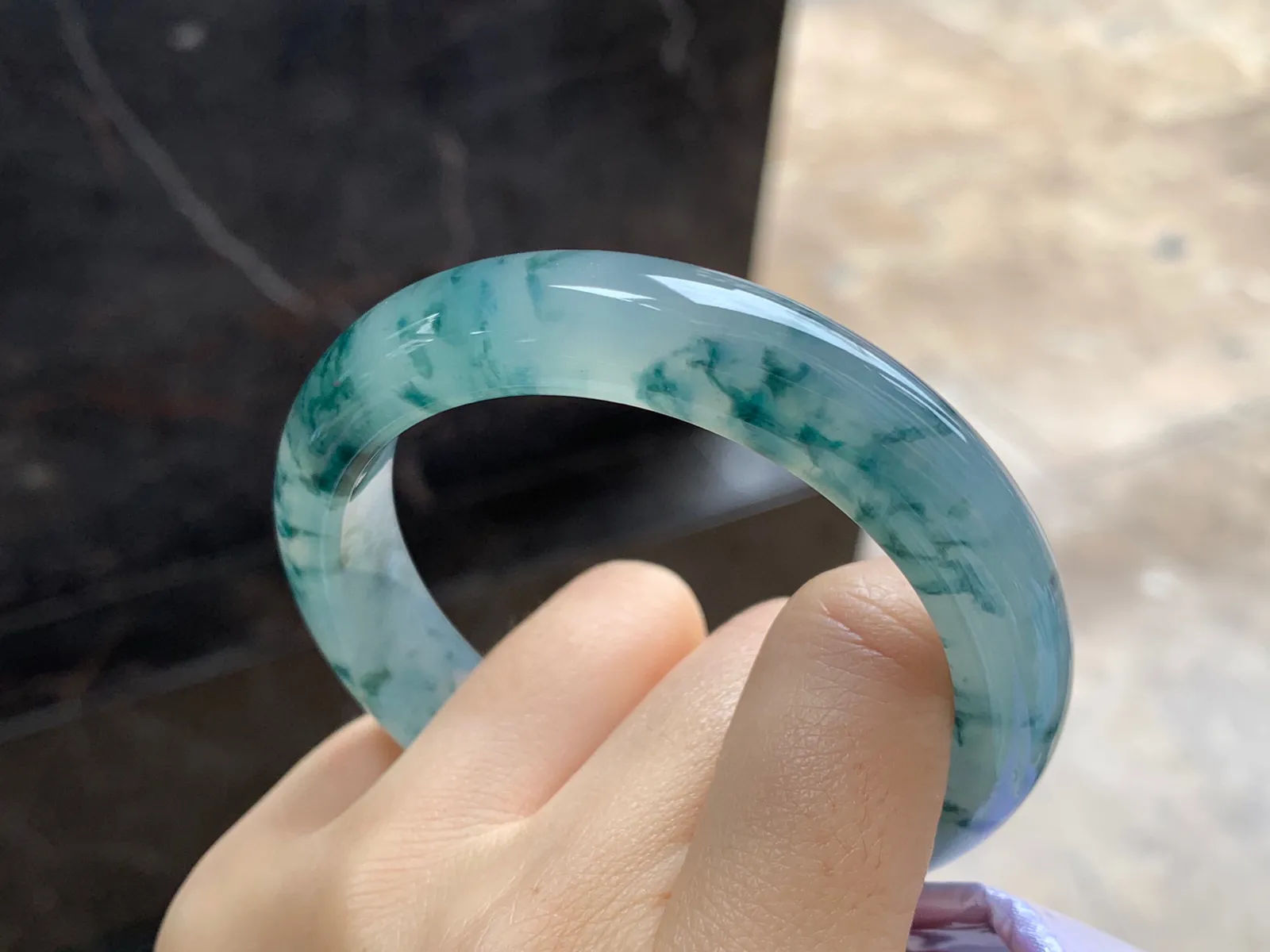冰种飘花手镯
尺寸：55-12.2-8.6mm
种水好 飘花浓郁