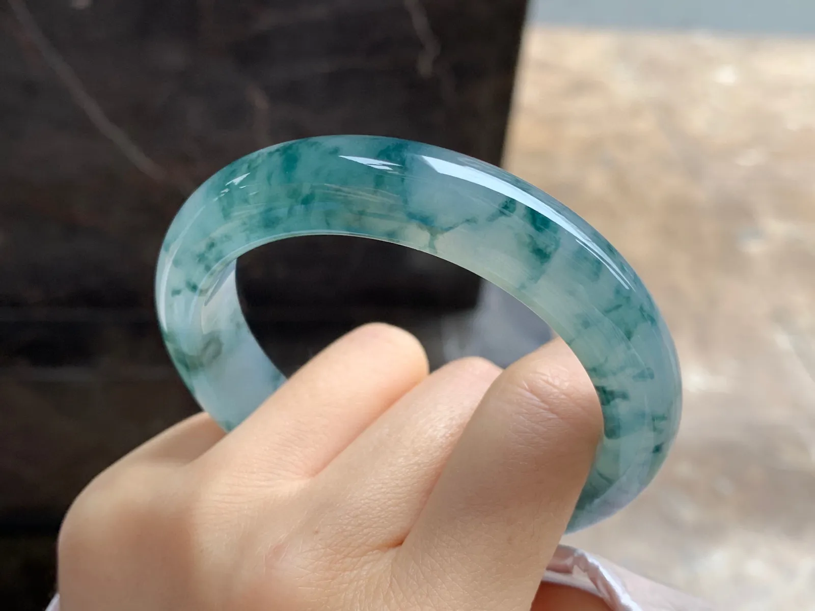 冰种飘花手镯
尺寸：57.4-12.8-9mm
种老肉细～很耐看的料子