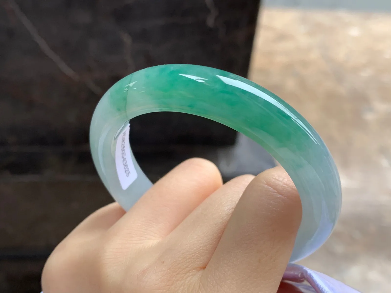 带色手镯
尺寸：55.6-12.4-8.5mm
绿花一段浓郁上手好看