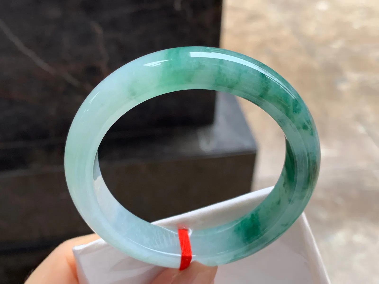 飘绿花手镯
尺寸：55.3-12.8-8.3mm
底子细腻干净～绿花浓郁