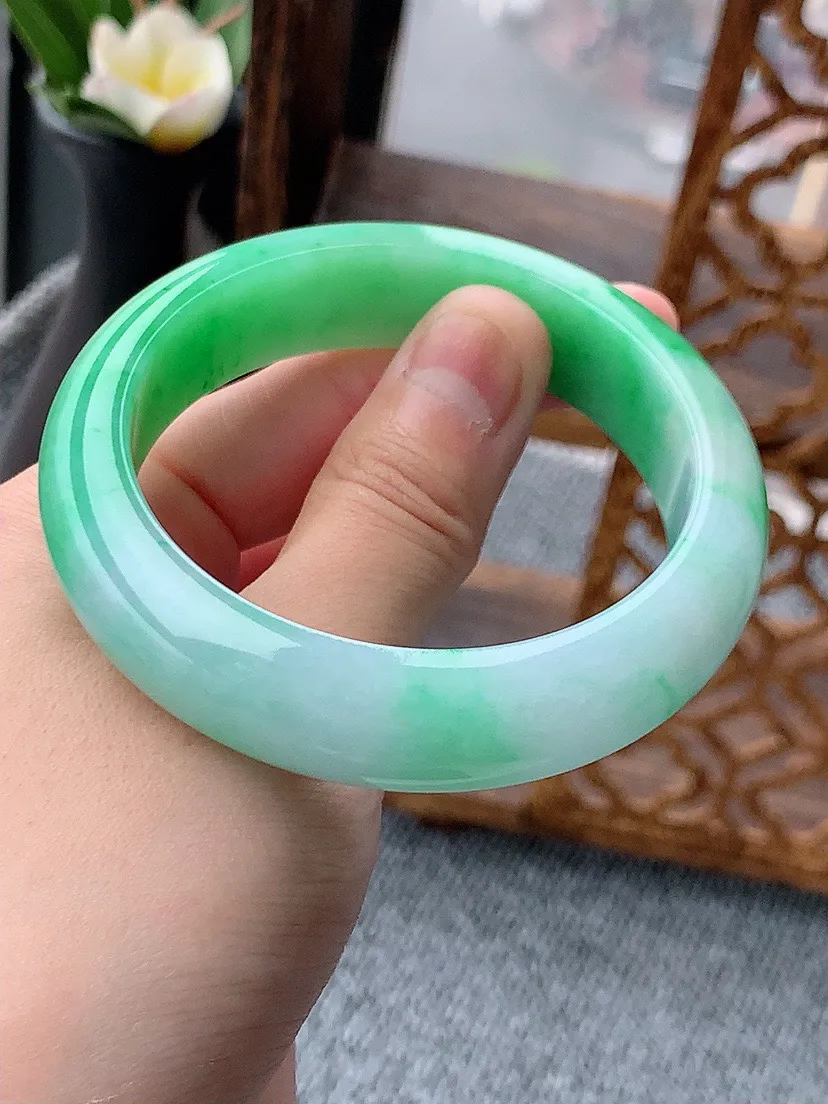 a货翡翠老坑飘绿正装正圈手镯55-56圈口 尺寸55.5×14.3×8.6mm 重量71.49g 0530  A06
