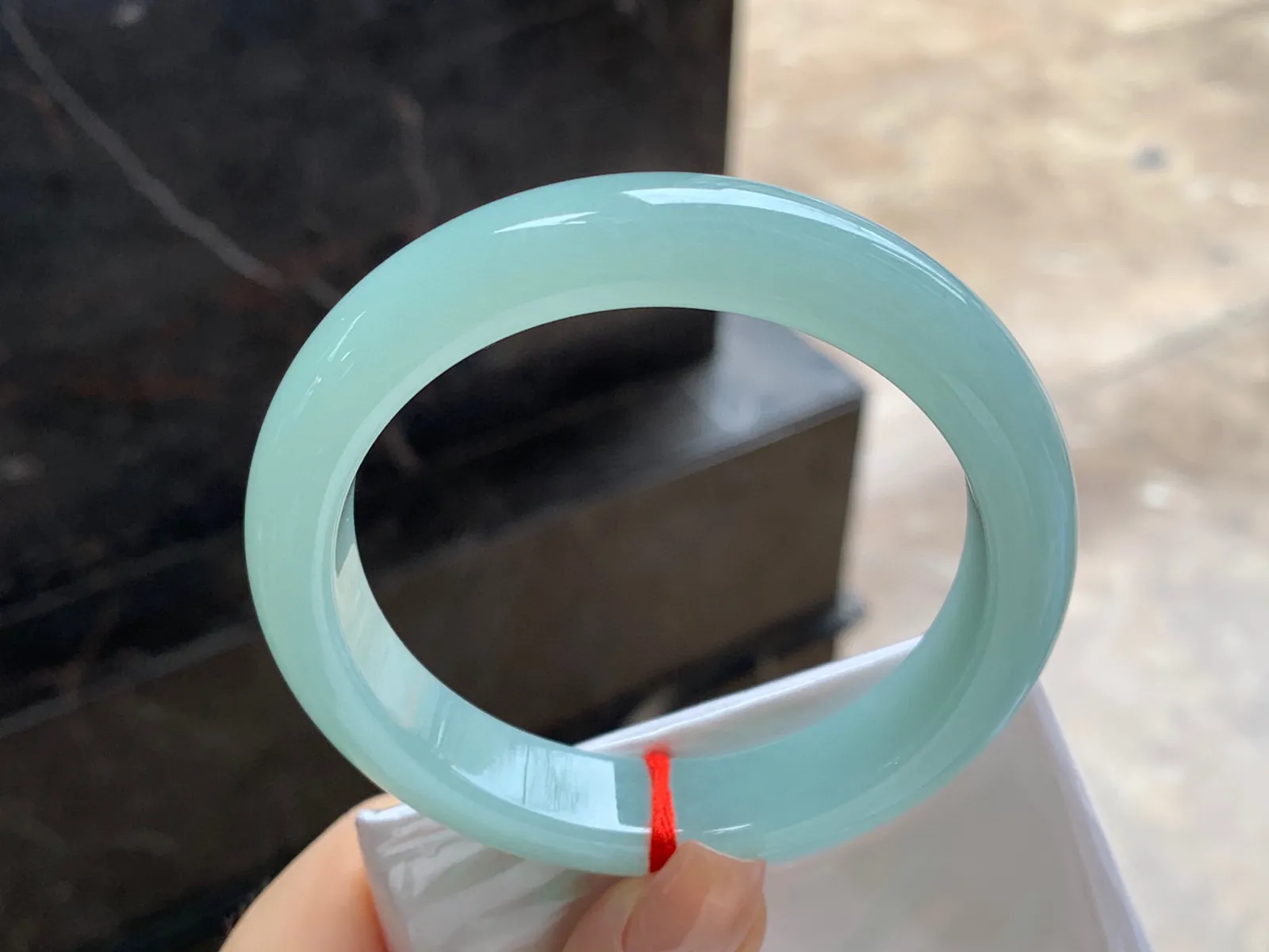 晴绿手镯
尺寸：57.7-12.4-8.8mm
底子细腻干净～有底色