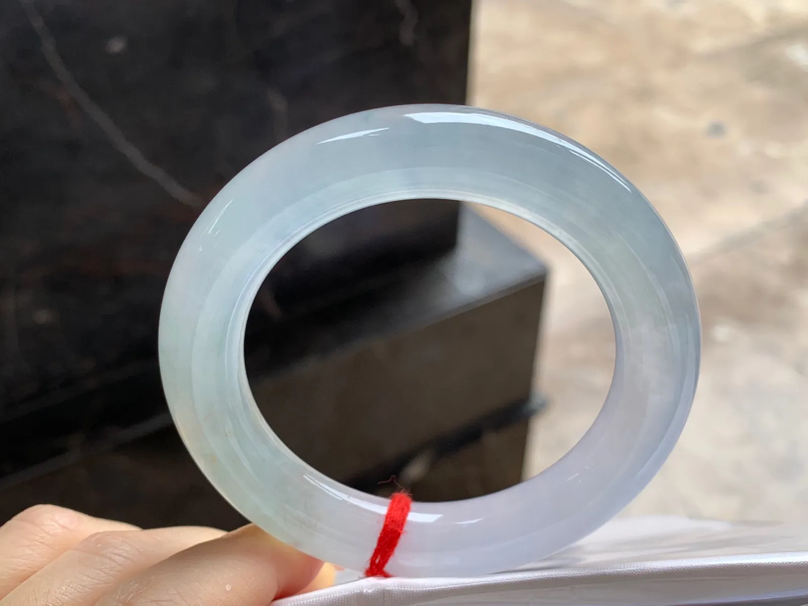 冰种圆条手镯
尺寸：54.1-11.8mm
冰味十足～甜甜的胖圆条