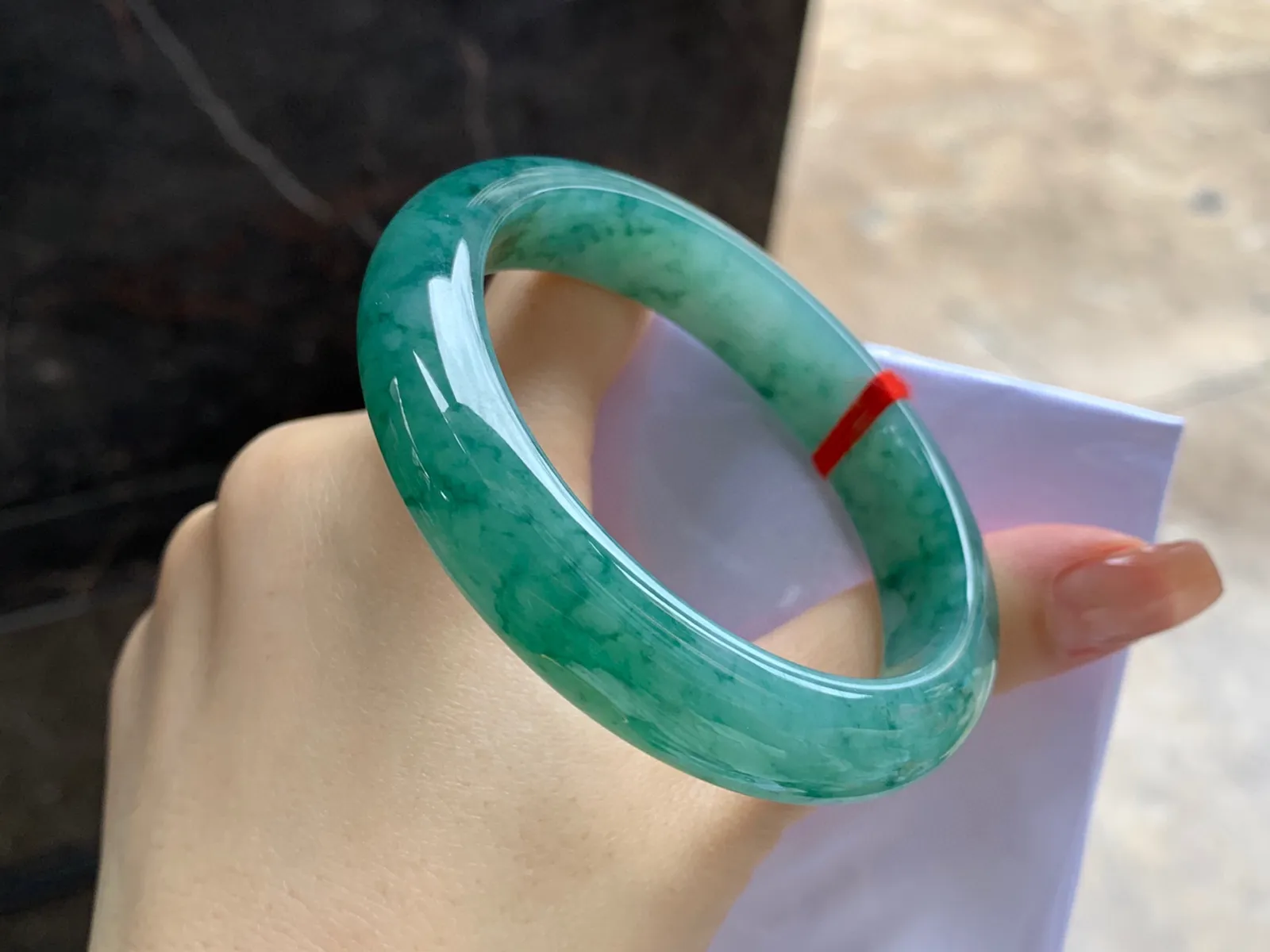 飘绿花手镯
尺寸：56.4-12.5-8.2mm
底子细腻干净～绿花浓郁