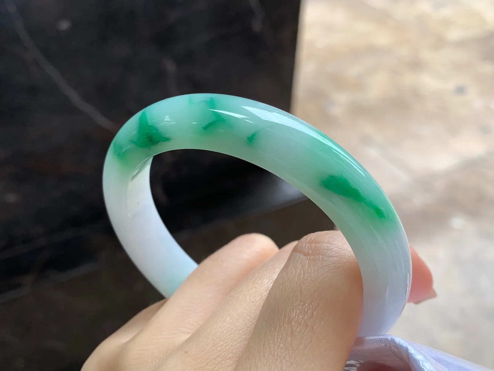 带色手镯
尺寸：56.8-11.7-8.4mm
底子细腻白净～绿色点缀