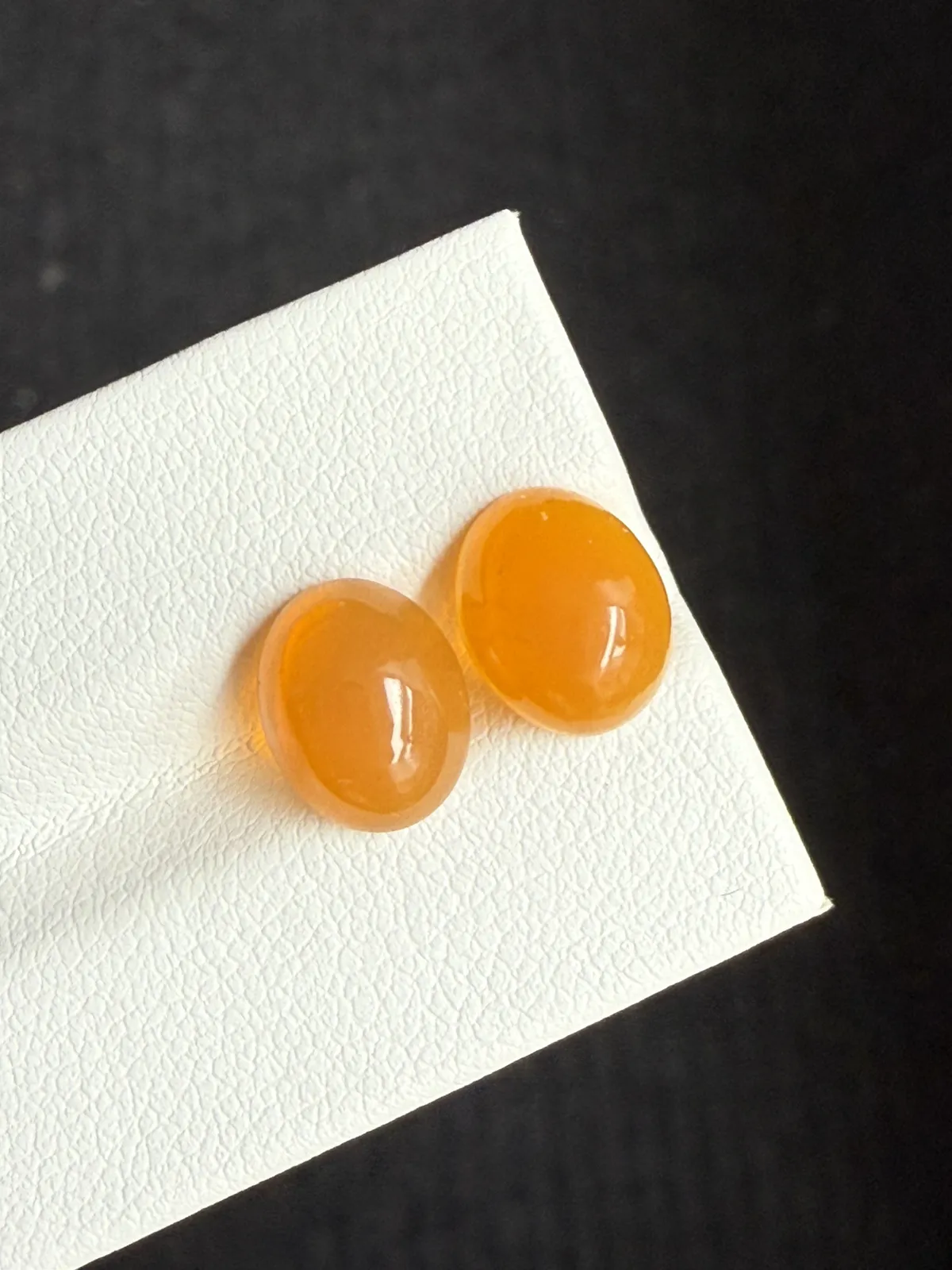 3.67ct天然墨西哥火欧泊裸石，尺寸10×8×4.7mm， 颜色美艳 ，晶体通透