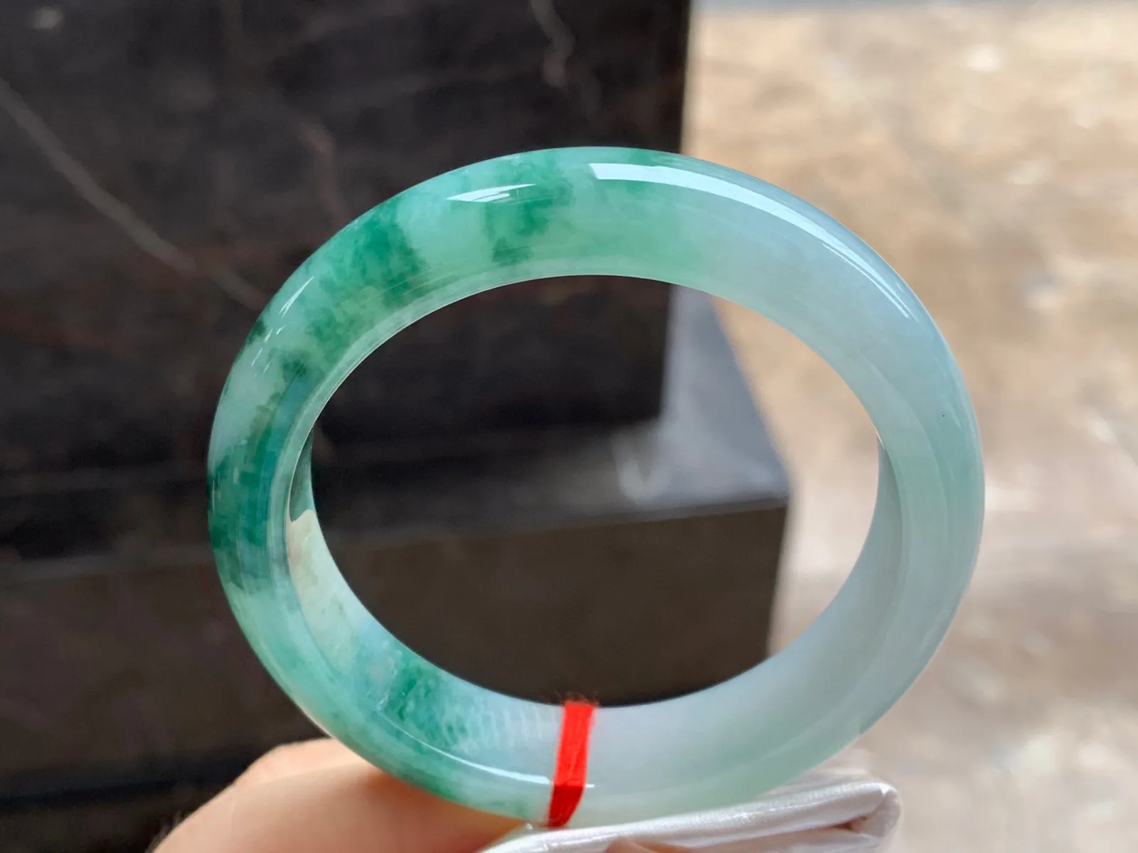 飘绿花手镯
尺寸：55.3-12.8-8.3mm
底子细腻干净～绿花浓郁