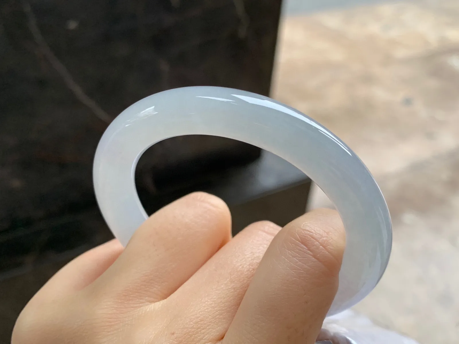 糯冰圆条手镯
尺寸：52.7-9.9-9.8mm
种水好 小清新上手好看