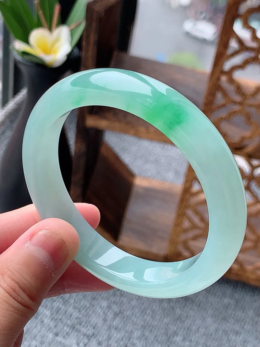 a货翡翠老坑冰种飘绿正装正圈手镯56-57圈口 尺寸56.5×11.8×8.3mm 重量57.00g
