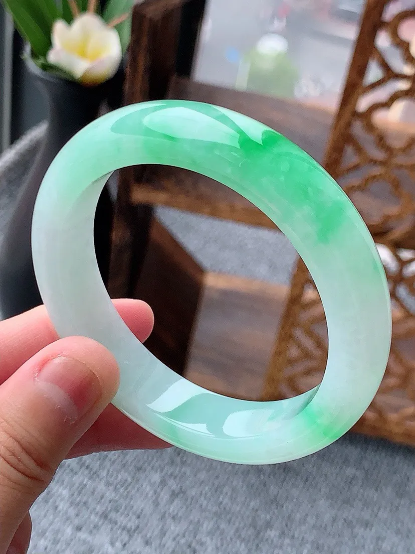a货翡翠老坑飘阳绿正装正圈手镯54-55圈口 尺寸54.3×12.8×8.2mm 重量63.40g 0530 A67