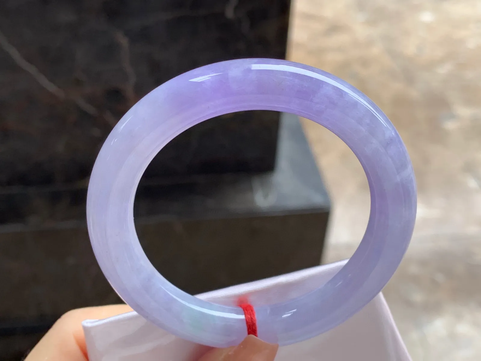 紫罗兰圆条手镯
尺寸：54.5-10.2mm
颜色浓郁～晶体粗需要包容