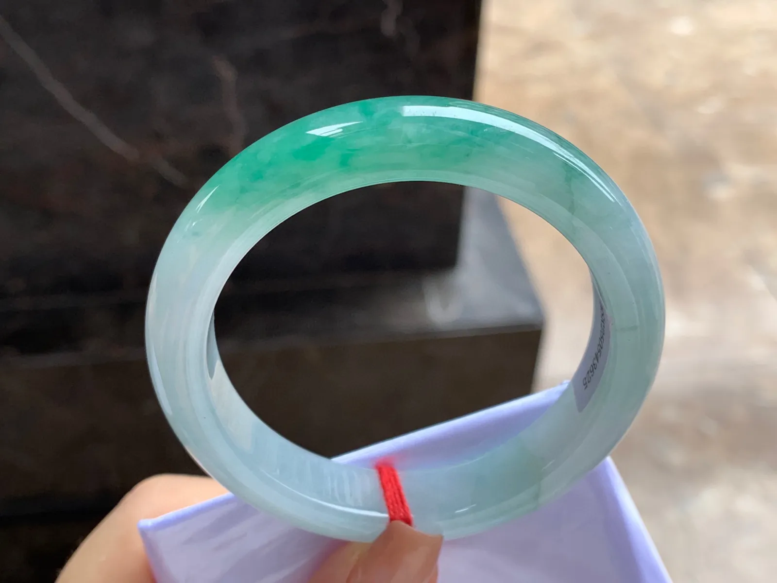 带色手镯
尺寸：55.6-12.4-8.5mm
绿花一段浓郁上手好看