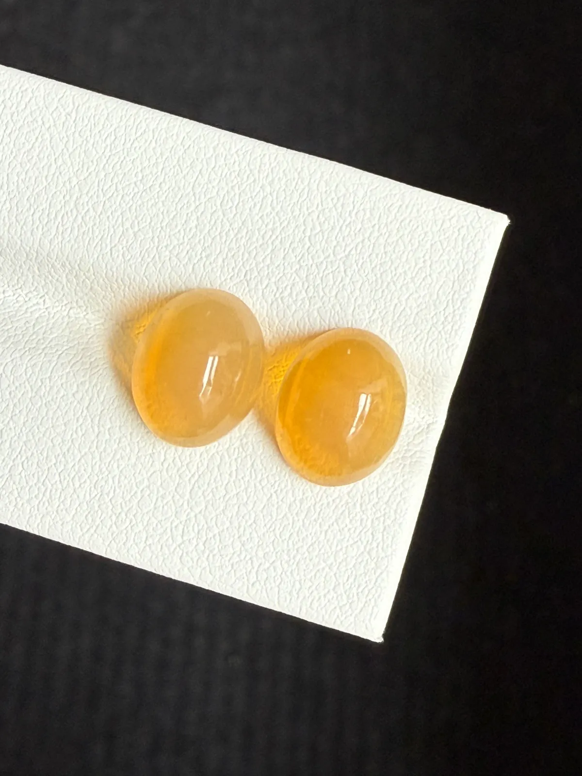 4.875ct天然墨西哥火欧泊裸石，尺寸11.1×8.8×5.1mm， 颜色美艳 ，晶体通透