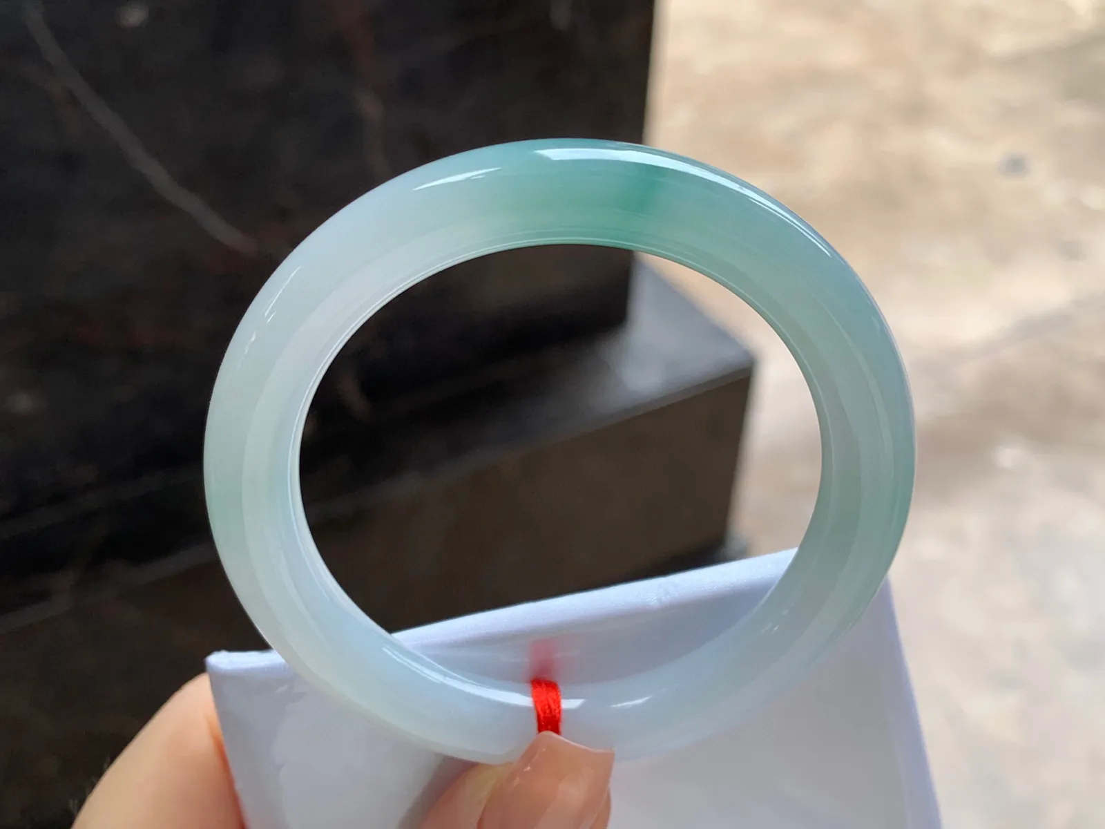 飘花圆条手镯
尺寸：51.6-9mm
底子细腻干净～飘花点缀