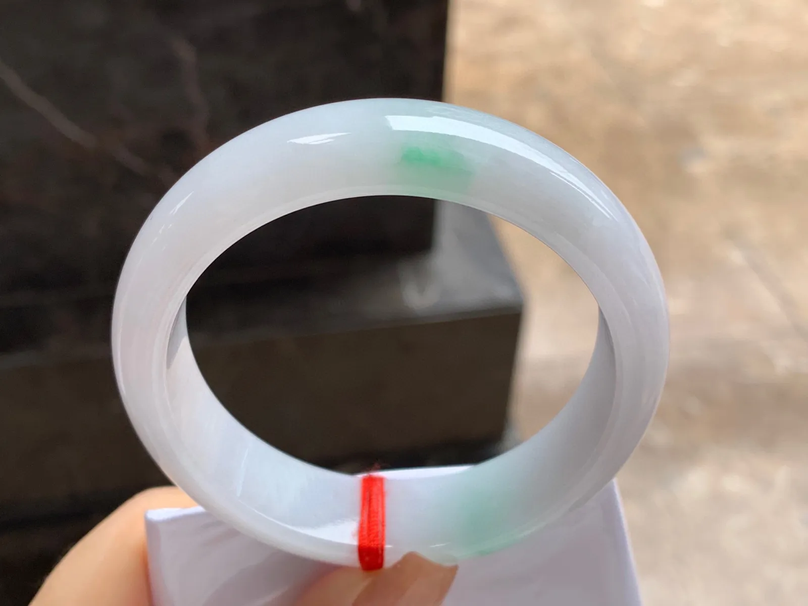 带色手镯
尺寸：57.8-15.4-8mm
底子细腻干净～版型不错